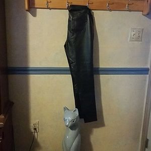 Stretchy fake leather pants.(Black)